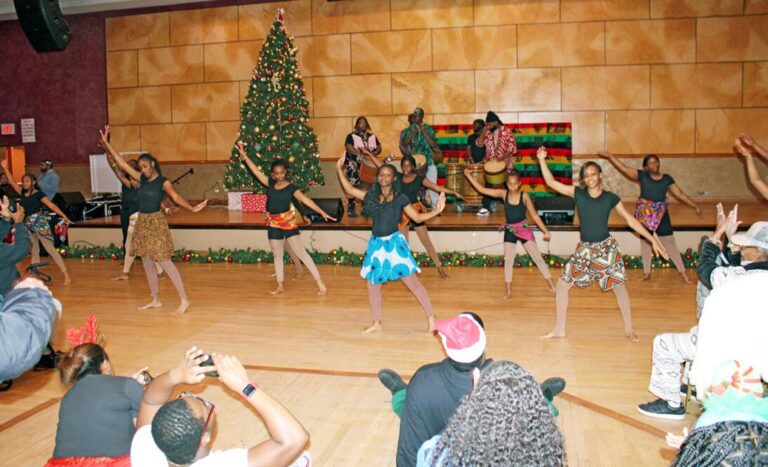 Under the mistletoe | | qchron.com